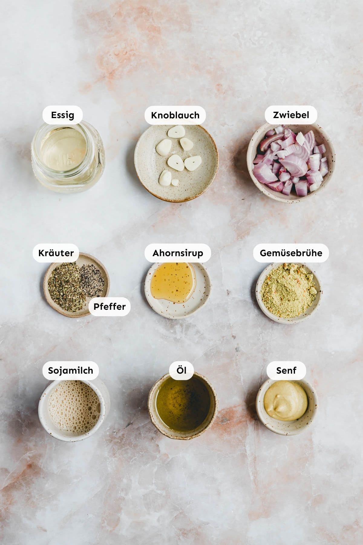 Zutaten in kleine Schälchen abgefüllt und von oben fotografiert