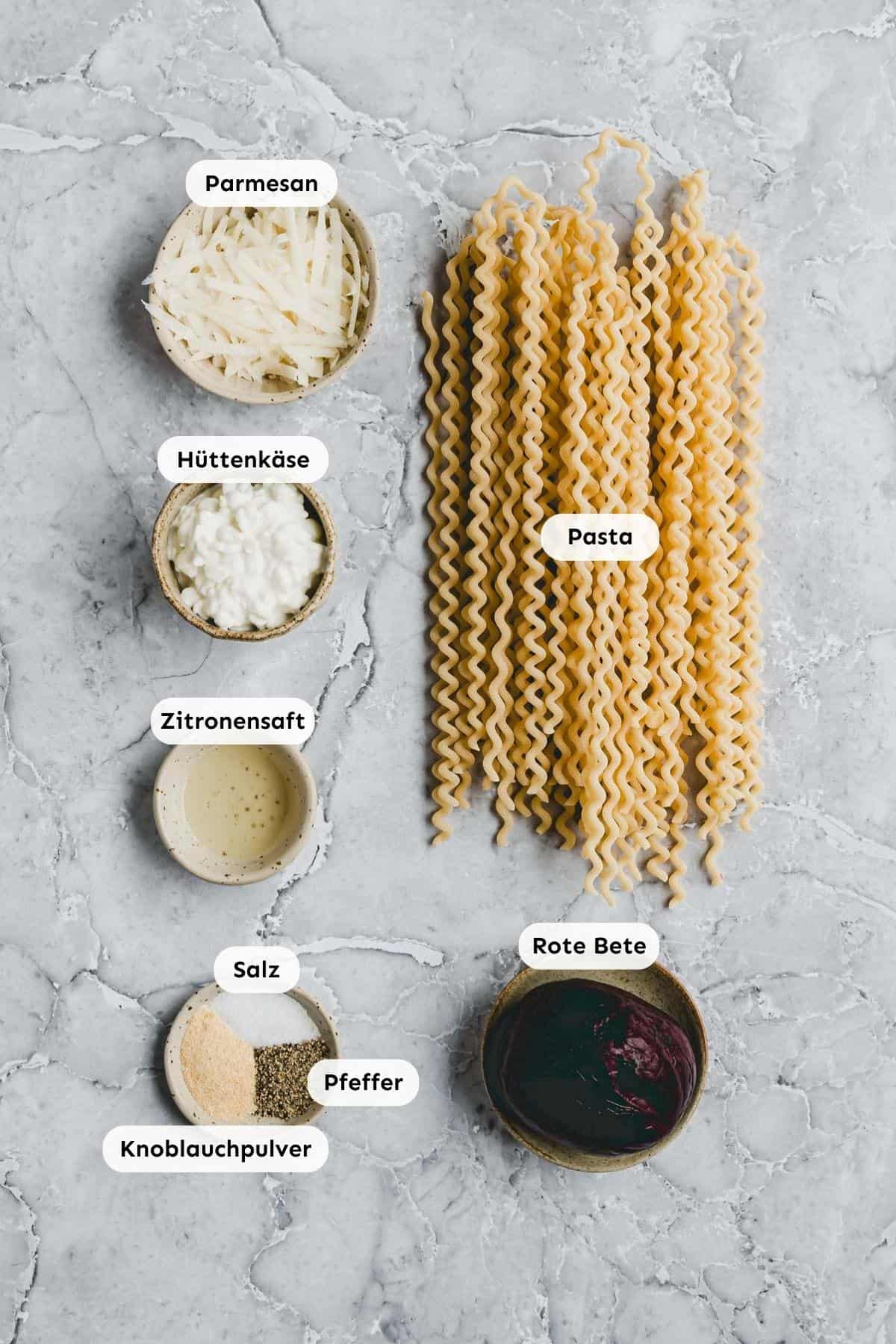 Zutaten in kleine Schälchen abgefüllt und von oben fotografiert