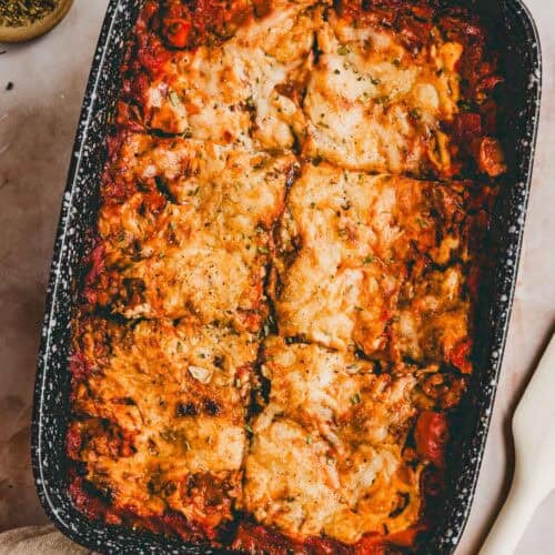 high protein lasagne in einer auflaufform serviert