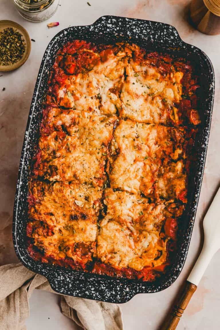 high protein lasagne in einer auflaufform serviert