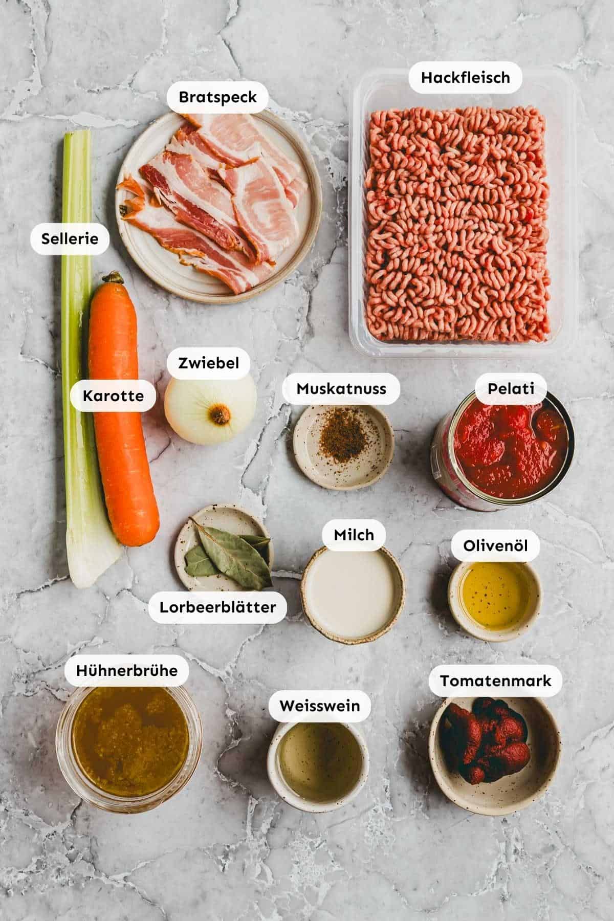 Zutaten in kleine Schälchen abgefüllt und von oben fotografiert