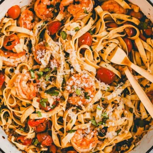 tagliatelle mit garnelen in einer gusseisenpfanne serviert