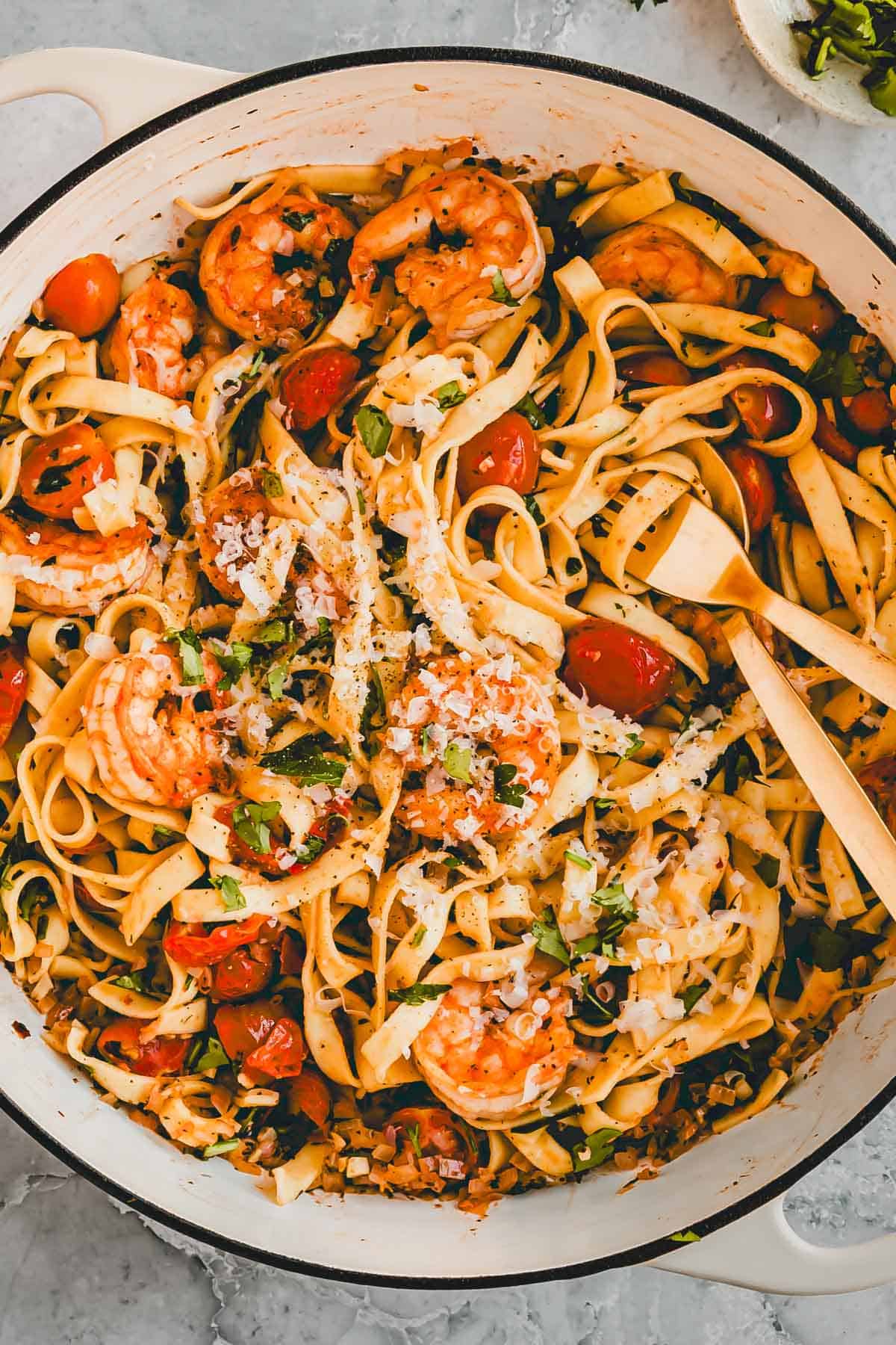 tagliatelle mit garnelen in einer gusseisenpfanne serviert