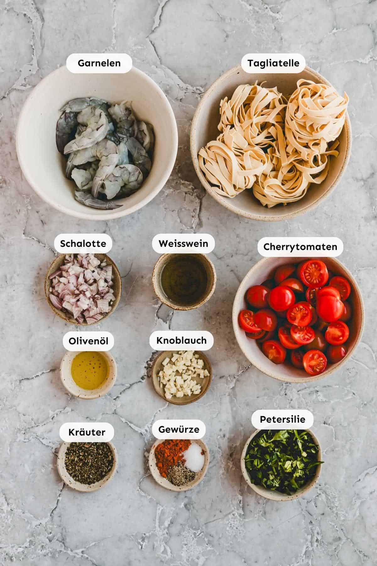 Zutaten in kleine Schälchen abgefüllt und von oben fotografiert