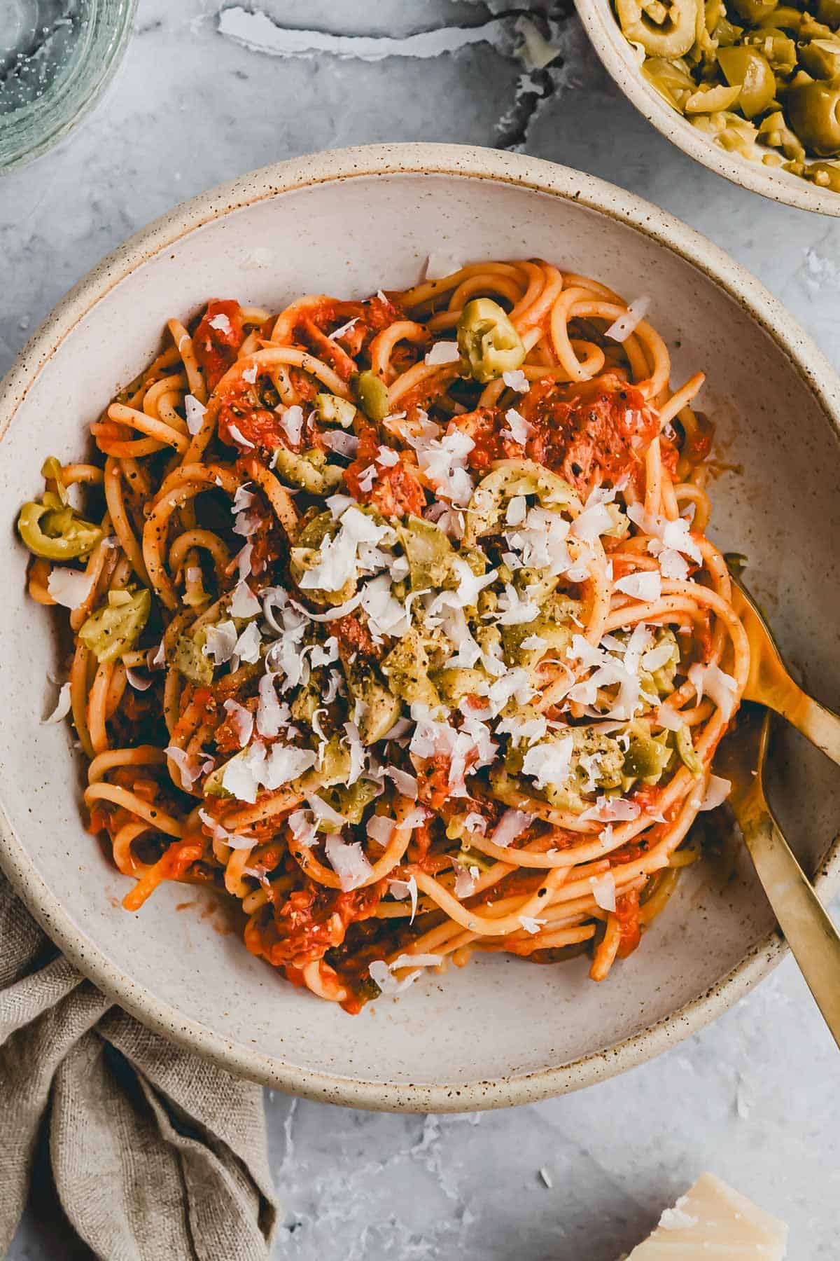 thunfisch pasta mit tomatensauce in einem teller serviert mit etwas parmesan