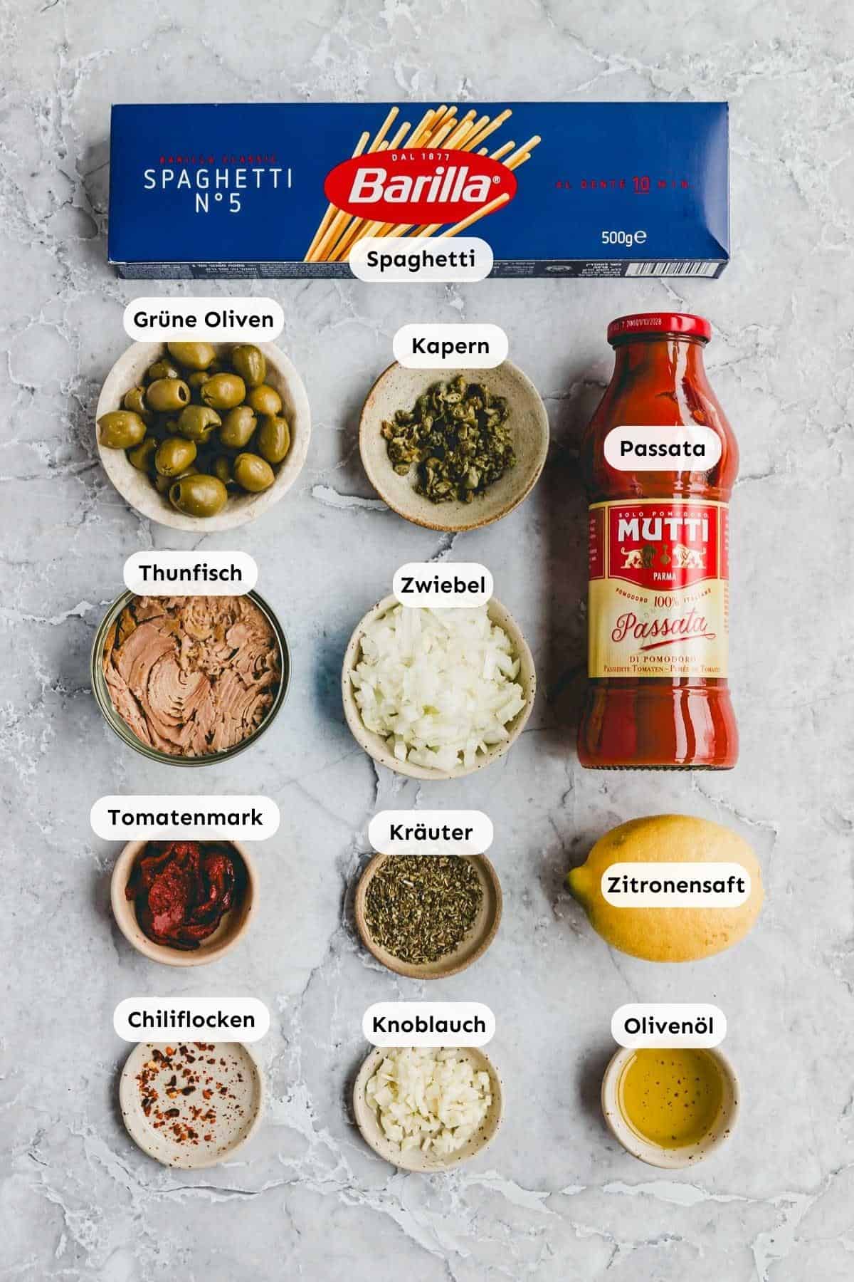 Zutaten in kleine Schälchen abgefüllt und von oben fotografiert