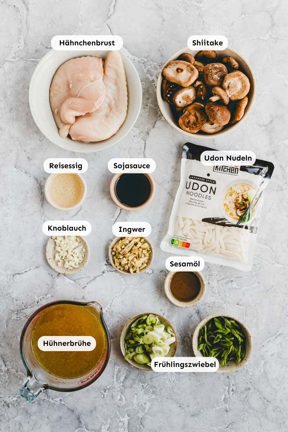 Zutaten in kleine Schälchen abgefüllt und von oben fotografiert