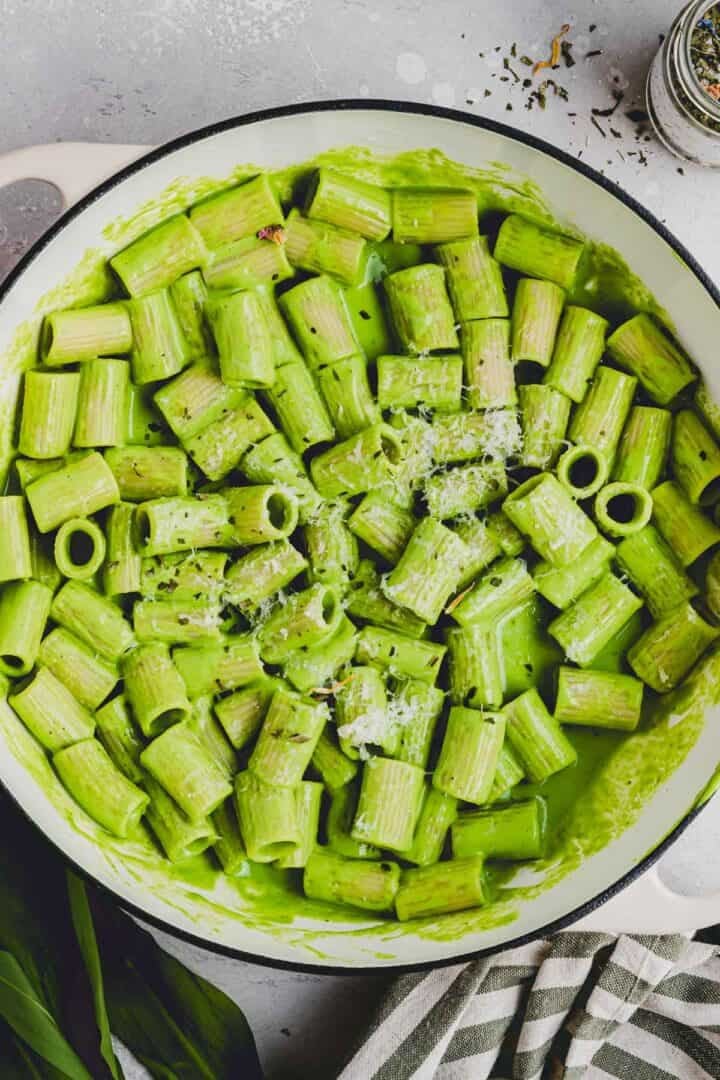 high protein bärlauch pasta in einer servierpfanne von oben fotografiert