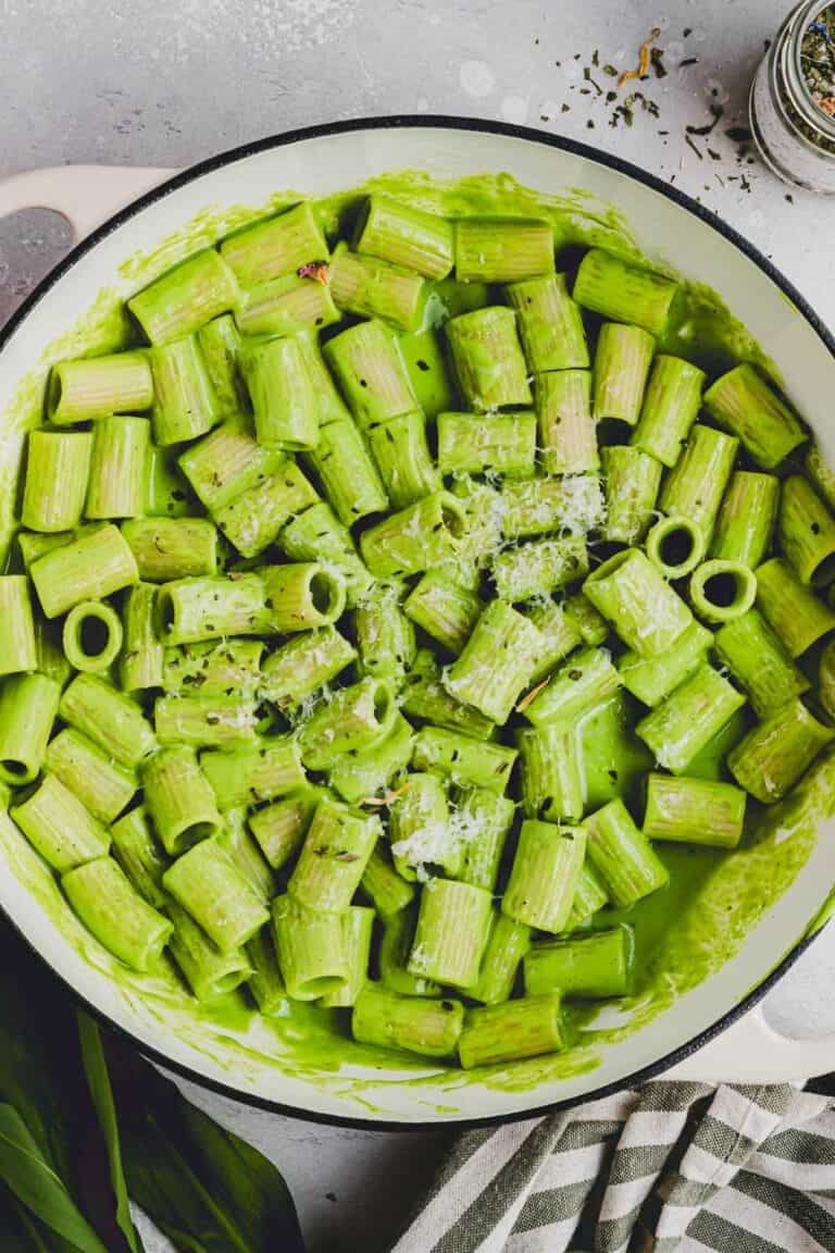 high protein bärlauch pasta in einer servierpfanne von oben fotografiert