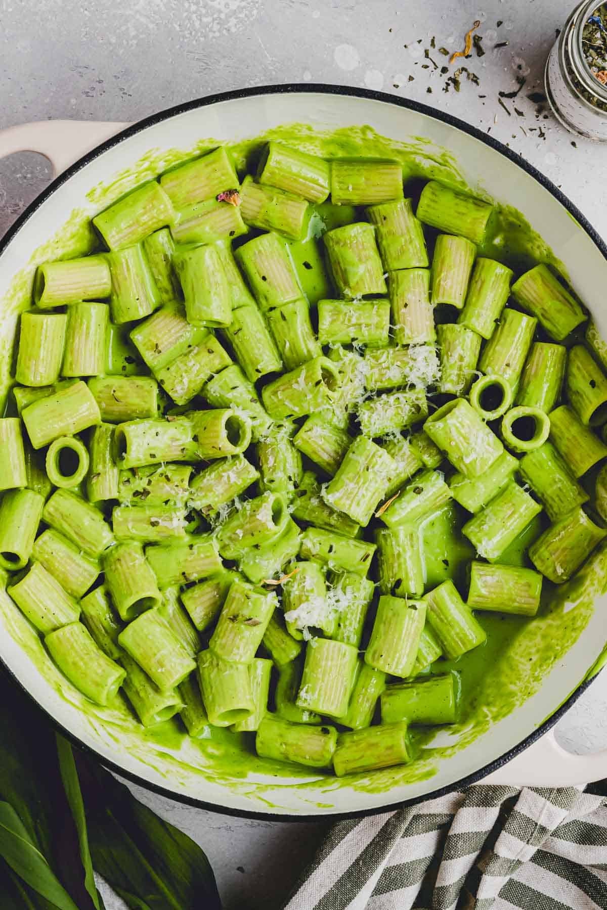 high protein bärlauch pasta in einer servierpfanne von oben fotografiert