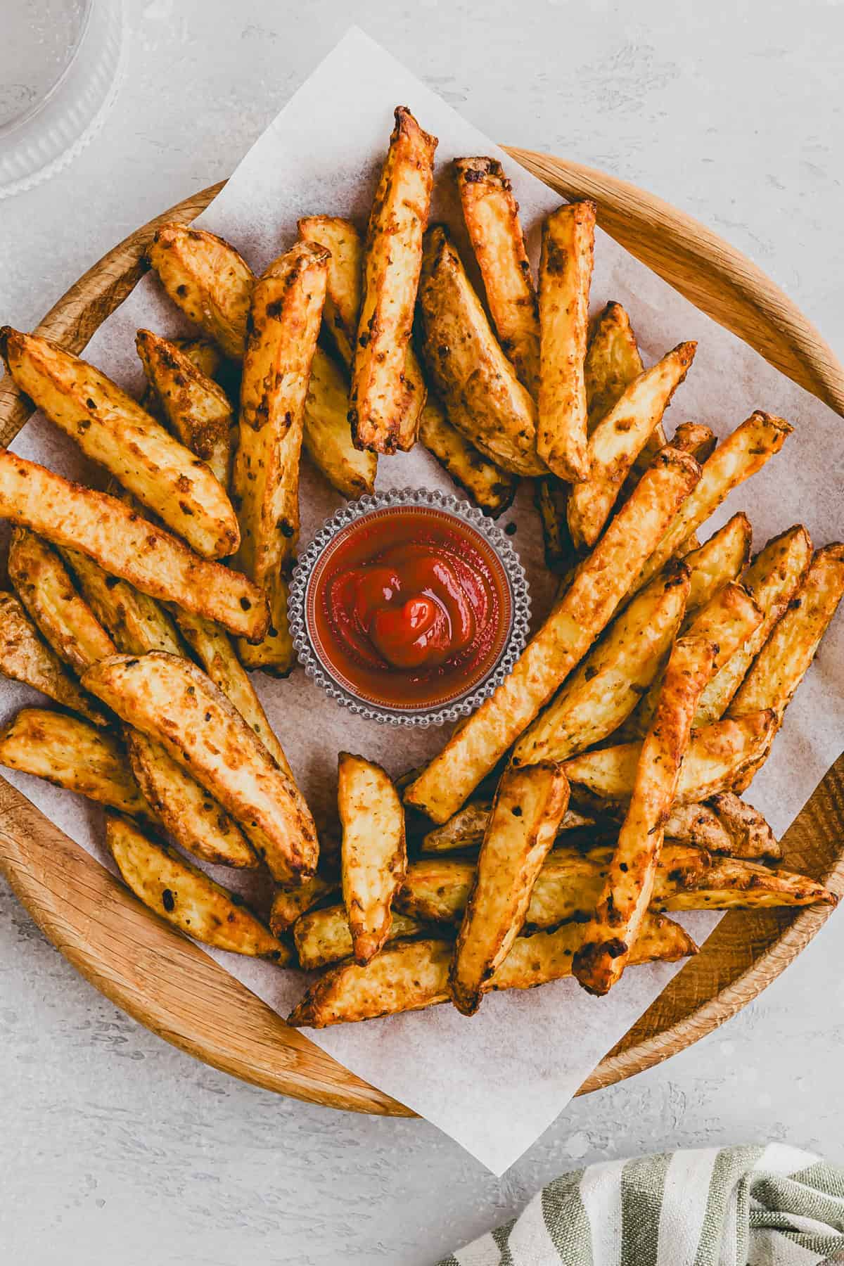 airfryer pommes auf einem tablar mit ketchup serviert und von oben fotografiert