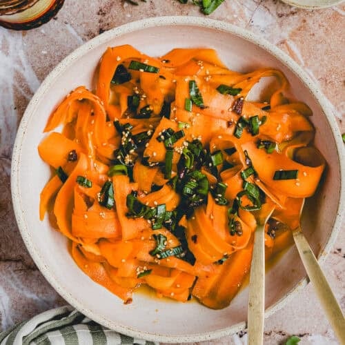 asiatischer karottensalat in einer schüssel serviert