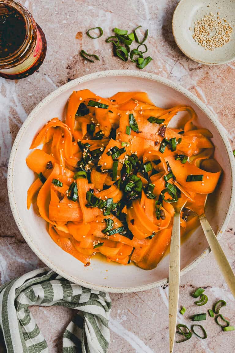 asiatischer karottensalat in einer schüssel serviert