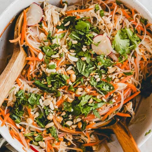 high protein reisnudelsalat mit hähnchen in einer schüssel serviert