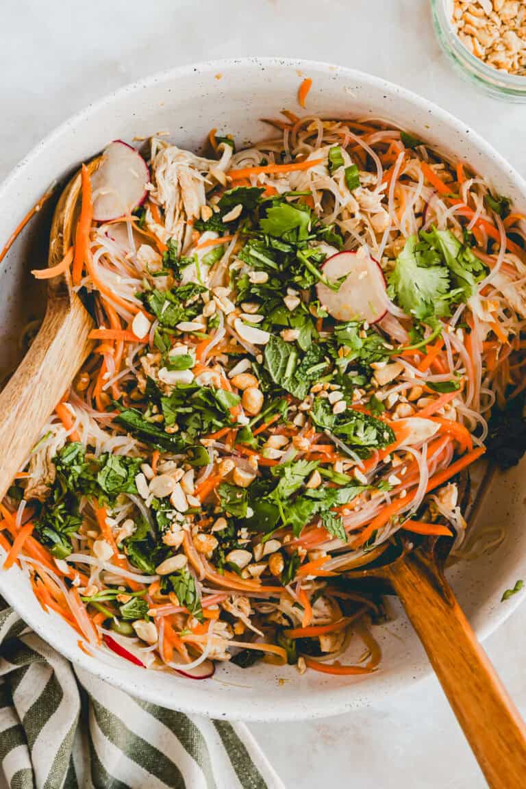 high protein reisnudelsalat mit hähnchen in einer schüssel serviert