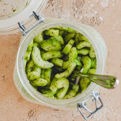 einfacher gurkensalat im glas von oben fotografiert