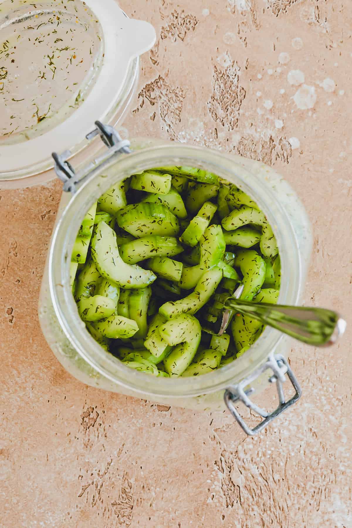 einfacher gurkensalat im glas von oben fotografiert