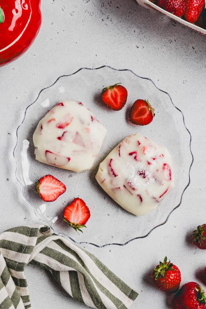 virale mochi mit reispapier und gefรผllt mit erdbeeren und joghurt auf einem glasteller von oben fotografiert