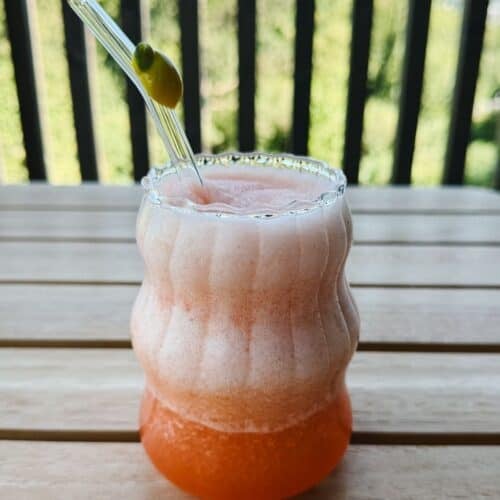 frozen aperol spritz auf dem balkon in einem glas serviert
