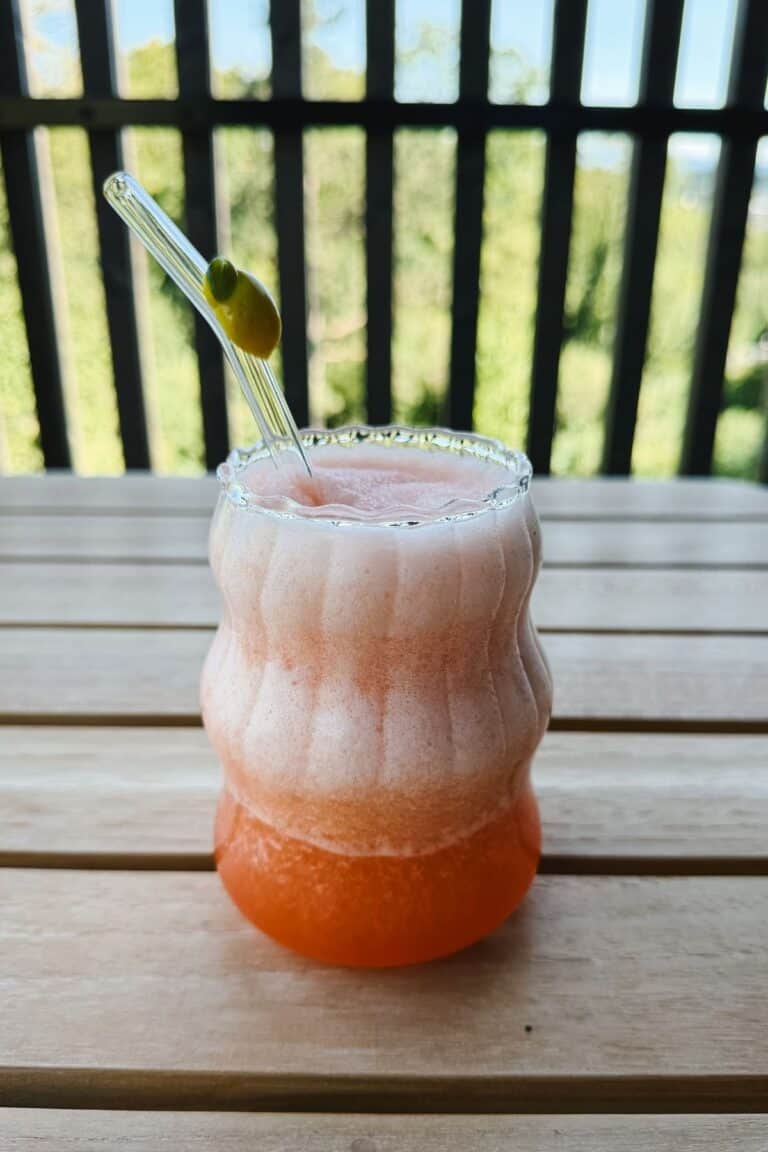 frozen aperol spritz auf dem balkon in einem glas serviert