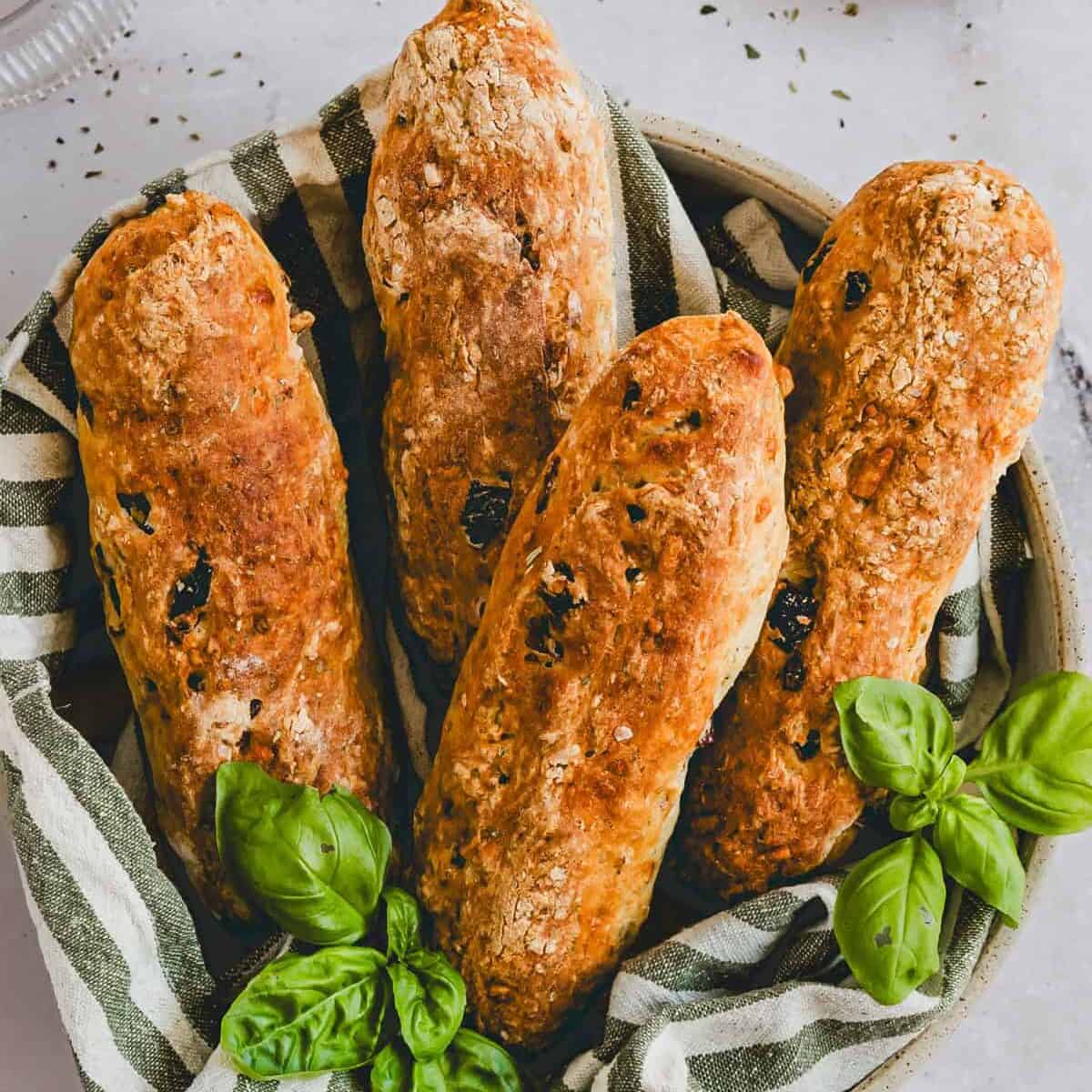 high protein mediterrane brötchen in einem brotkörbchen