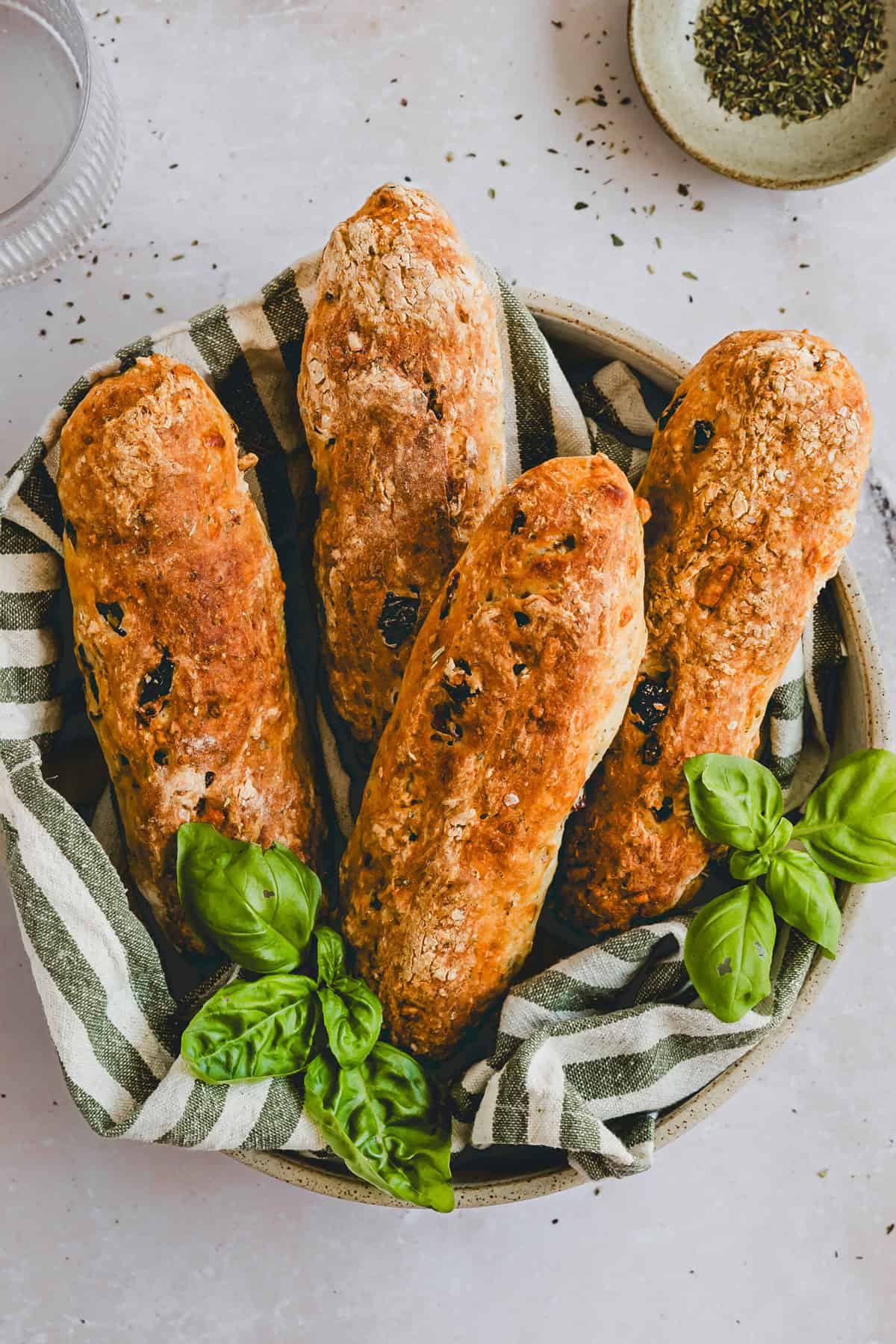 high protein mediterrane brötchen in einem brotkörbchen