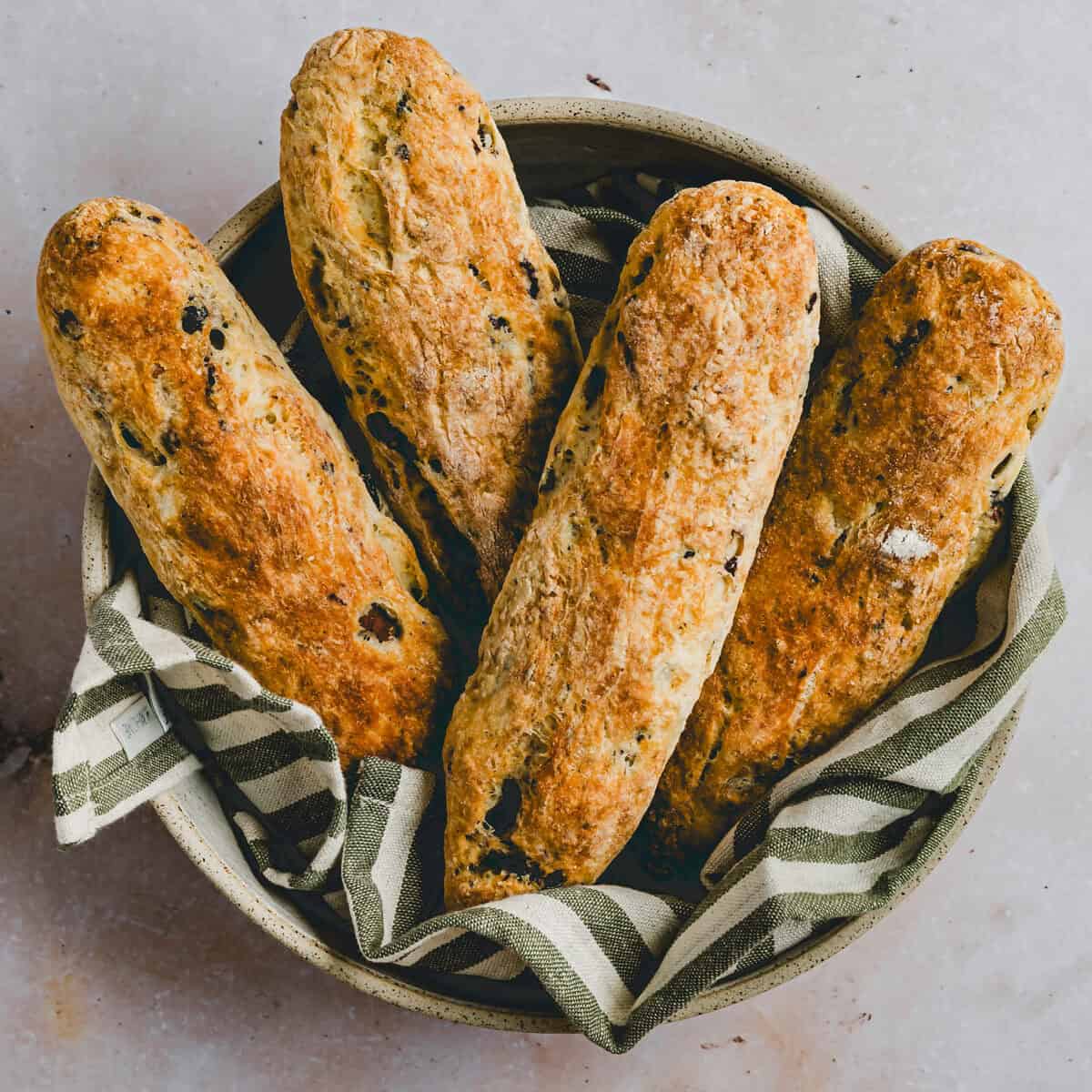 high protein olivenbrötchen in einem brotkörbchen