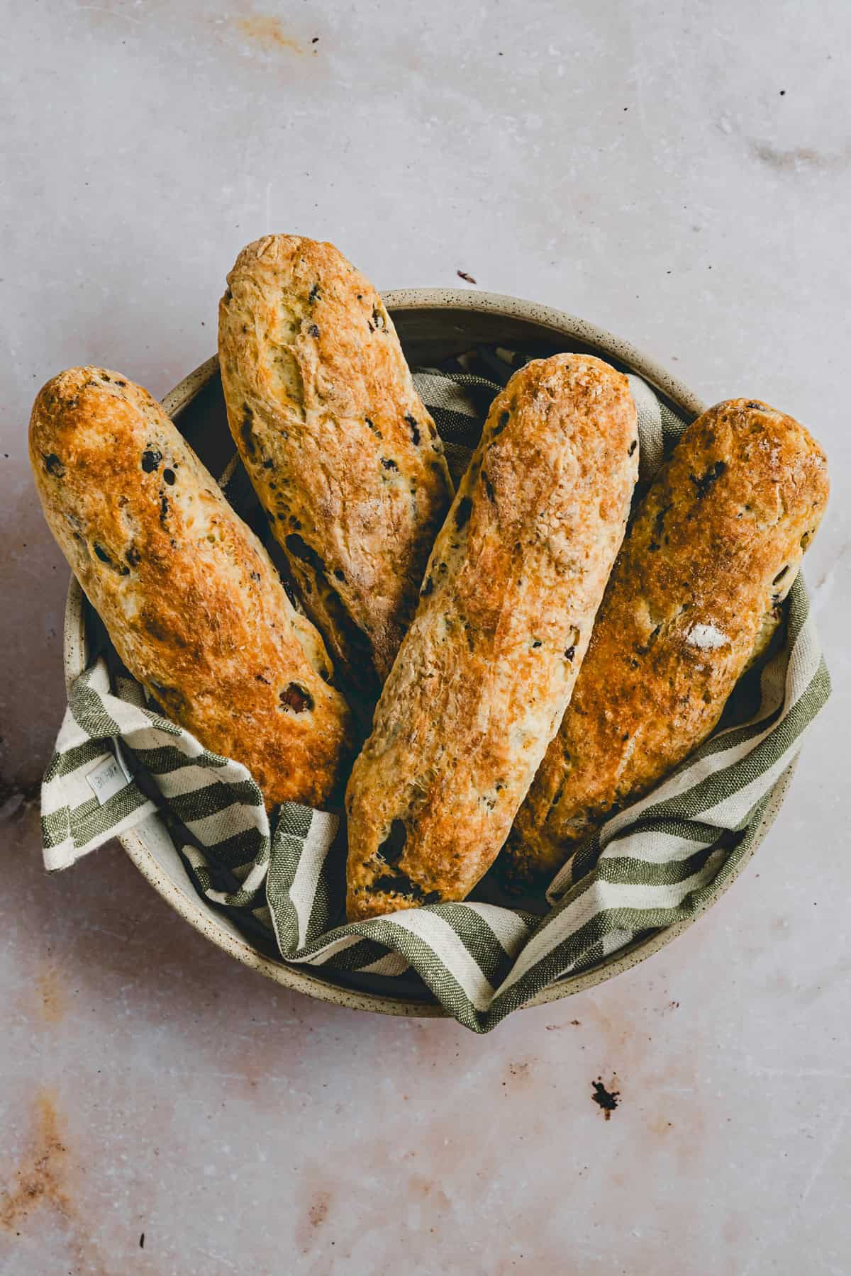 high protein olivenbrötchen in einem brotkörbchen