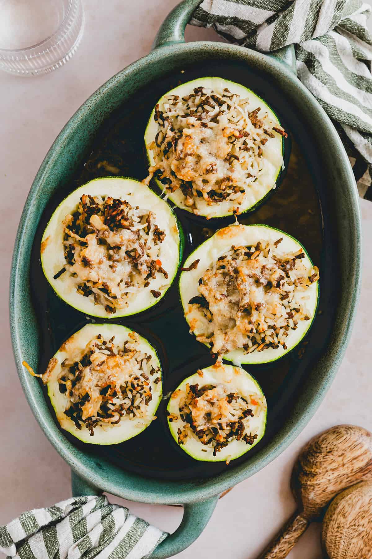 eine auflaufform mit gefüllte zucchini mit hackfleisch und reis