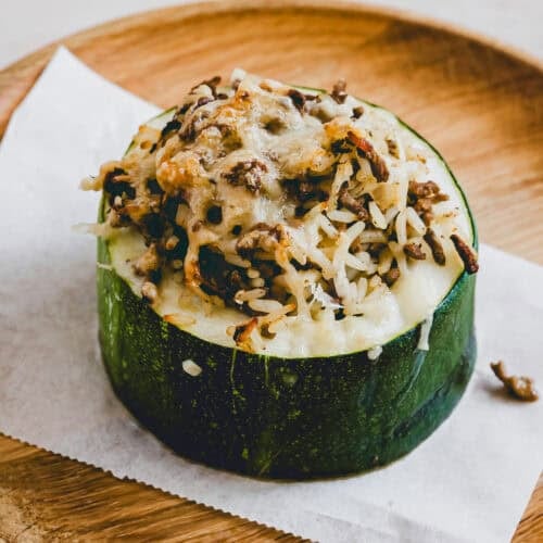 gefüllte zucchini mit hackfleisch und reis von der seite fotografiert