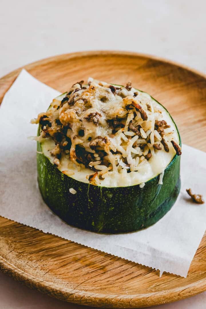 gefรผllte zucchini mit hackfleisch und reis von der seite fotografiert