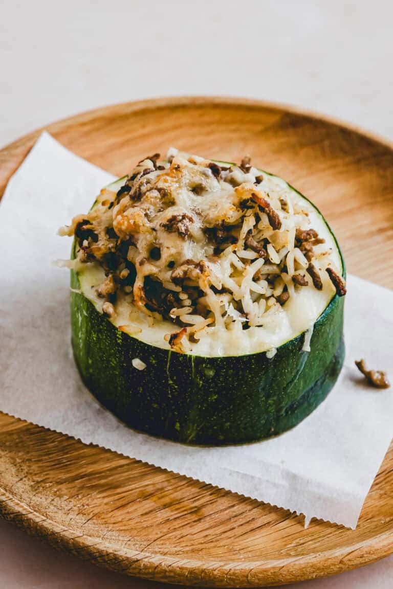 gefรผllte zucchini mit hackfleisch und reis von der seite fotografiert