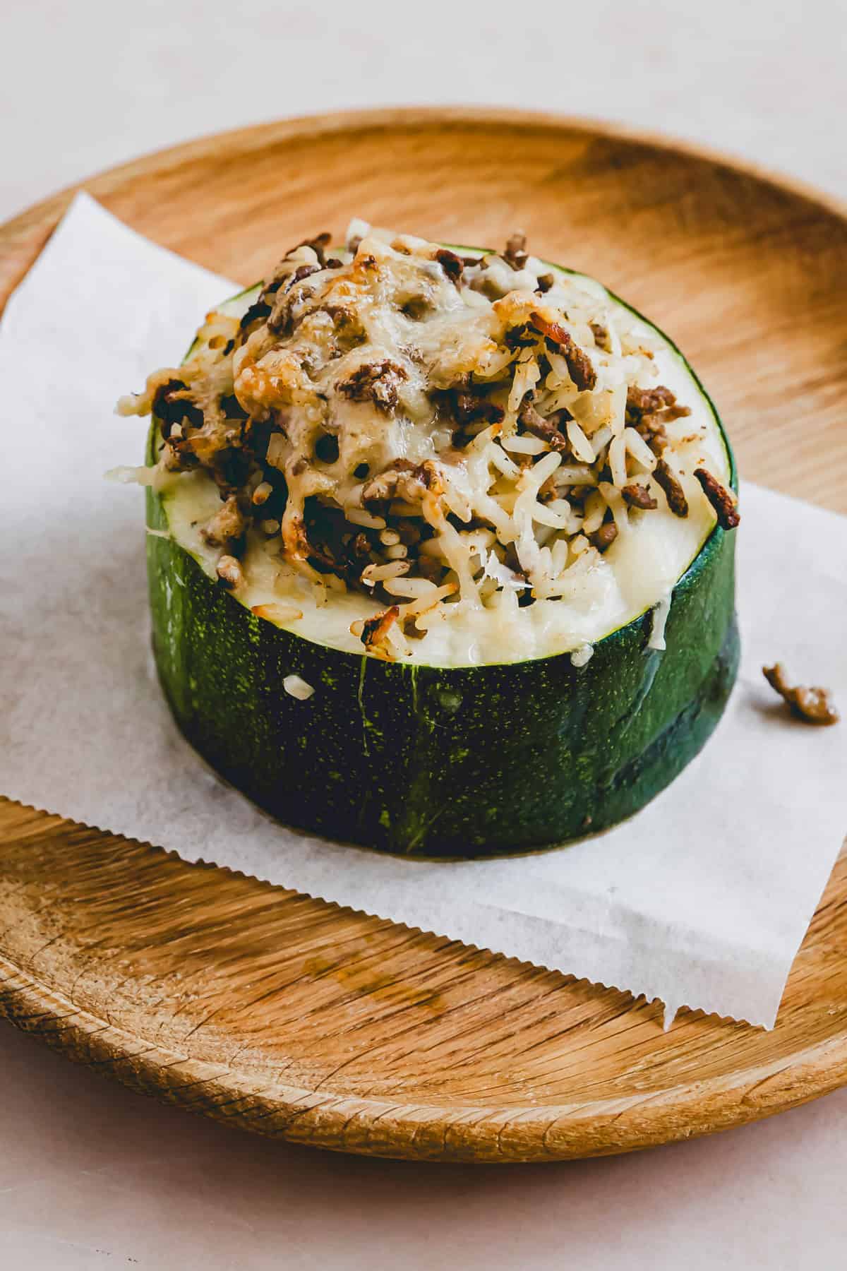 gefüllte zucchini mit hackfleisch und reis von der seite fotografiert
