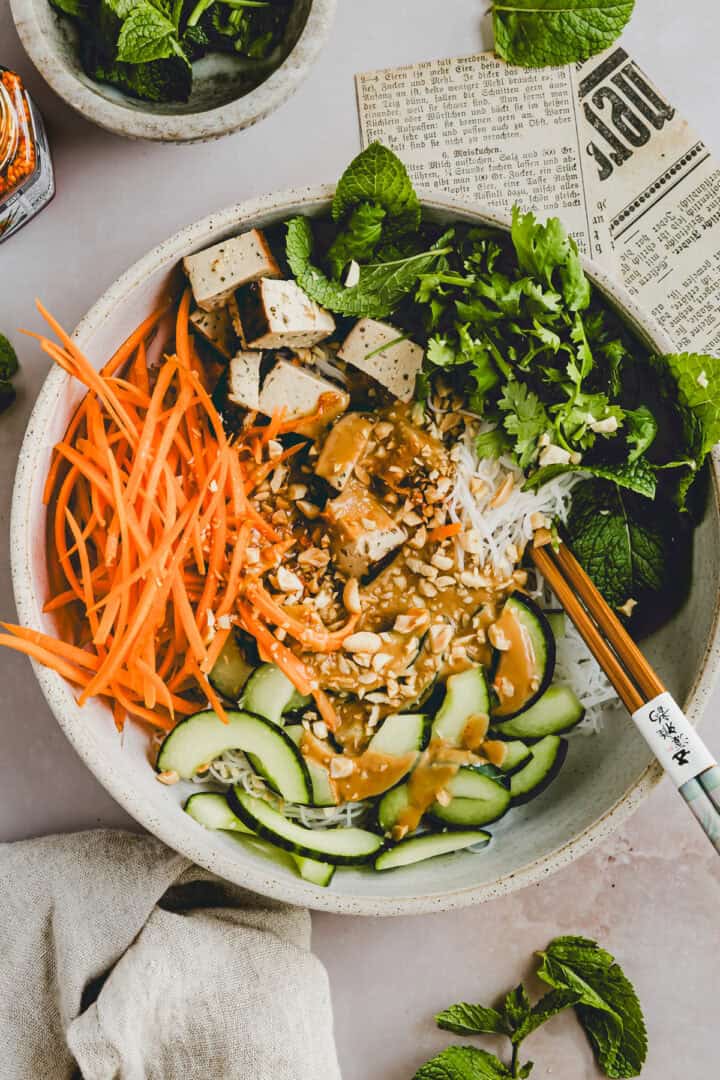 sommerrollen salat in einer schüssel von oben fotografiert