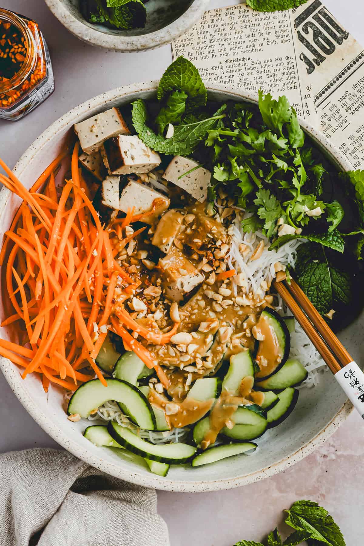 sommerrollen salat in einer schüssel von oben fotografiert