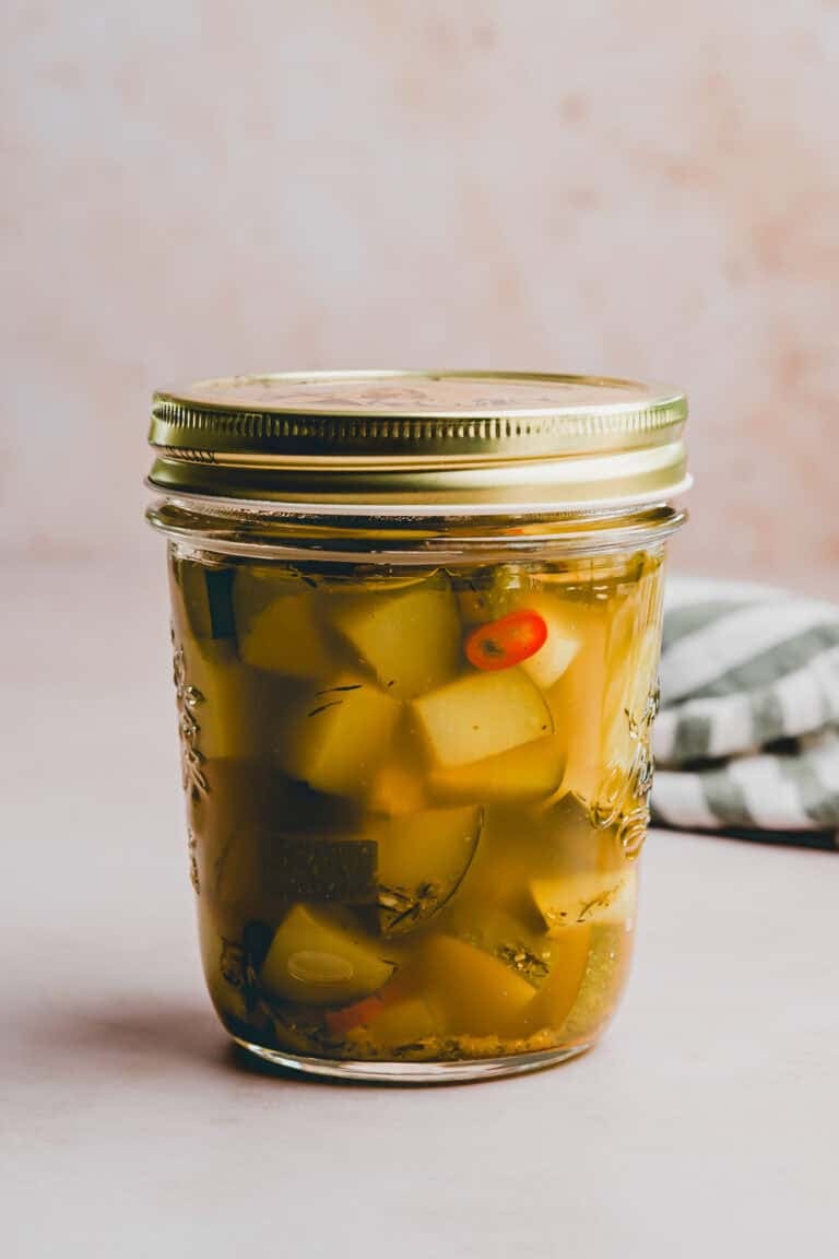 eingelegte zucchini in einem einmachglas von der seite fotografiert